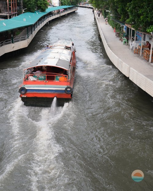 An express boat speeding down the narrow Khlong Saen Saep canal past Ban Khrua, Bangkok
